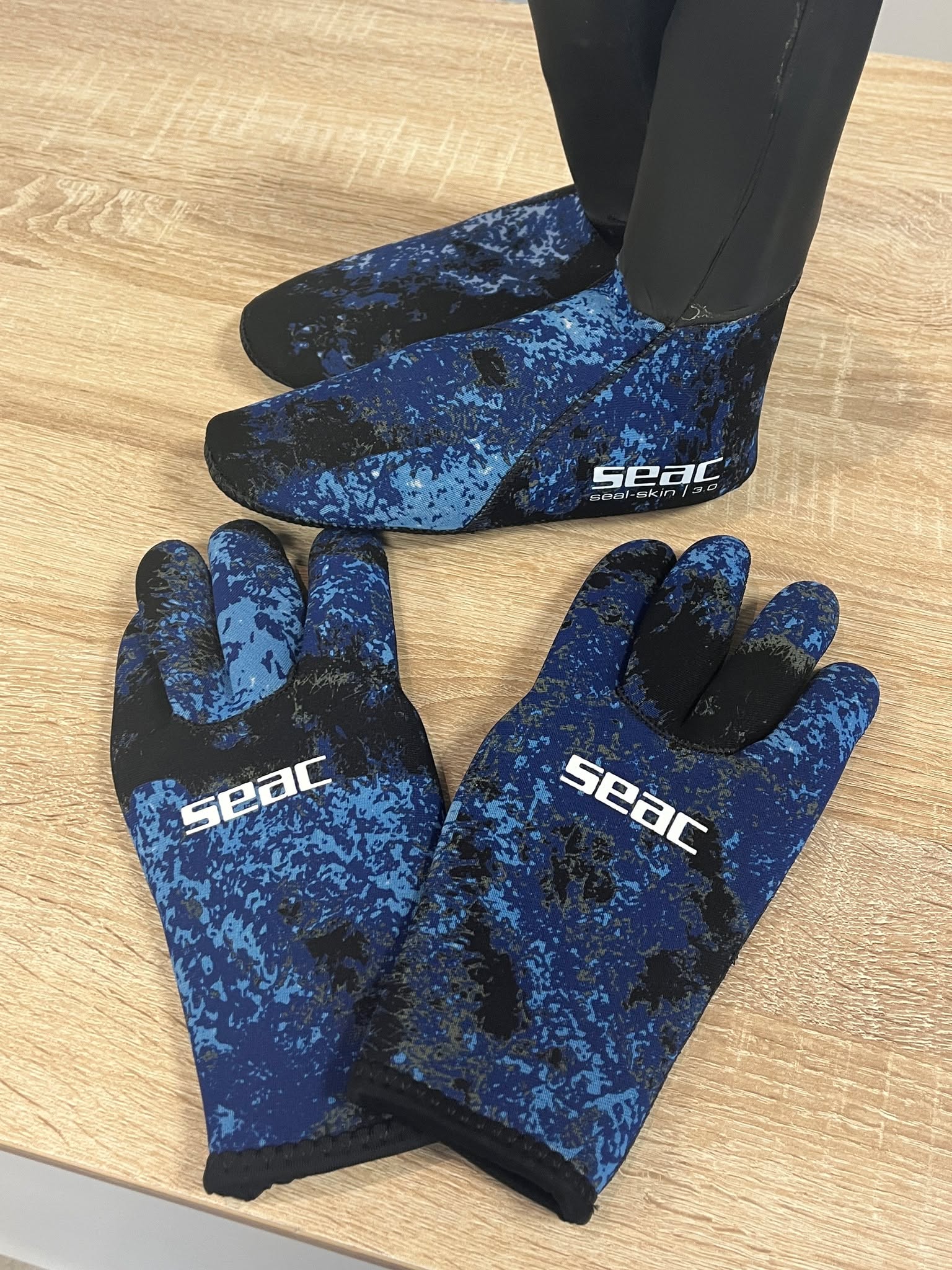 🆕✨ Frisch Eingetroffen ✨🆕
Seac Seal Skin Camo Socken sind in 3 mm Neopren erhältlich, das von Seac Sub speziell für mehr Komfort.
Die Seac Seal Skin Camo Neoprensocken verhindern Wärmeverlust und lassen Ihre Füße warm werden. Darüber hinaus ermöglichen sie einen bequemeren Sitz sowohl bei der Verwendung von Vollfußflossen als auch bei Flossen mit Band. Ganz so, als ob es sich um Schuhe mit fester Sohle handeln würde. Das Glatthautneopren am Knöchel sorgt für eine bessere Abdichtung am Anzug.
Seac Anatomic Camo ist die Linie, die die von Seacsub entworfenen 3,5-mm-Neoprenhandschuhe für mehr Komfort.
Seac Anatomic Camo Neoprenhandschuhe verhindern Wärmeverluste und halten die Hände warm. Darüber hinaus ermöglichen sie mit dem Supratex-Material in Kombination mit dem 3,5-mm-Neopren einen hervorragenden Halt.
#dastauchcenter #tauchdichglücklich #einfachtauchen #nextleveldiving #tauchreisen #tauchshop #wels #tauchen