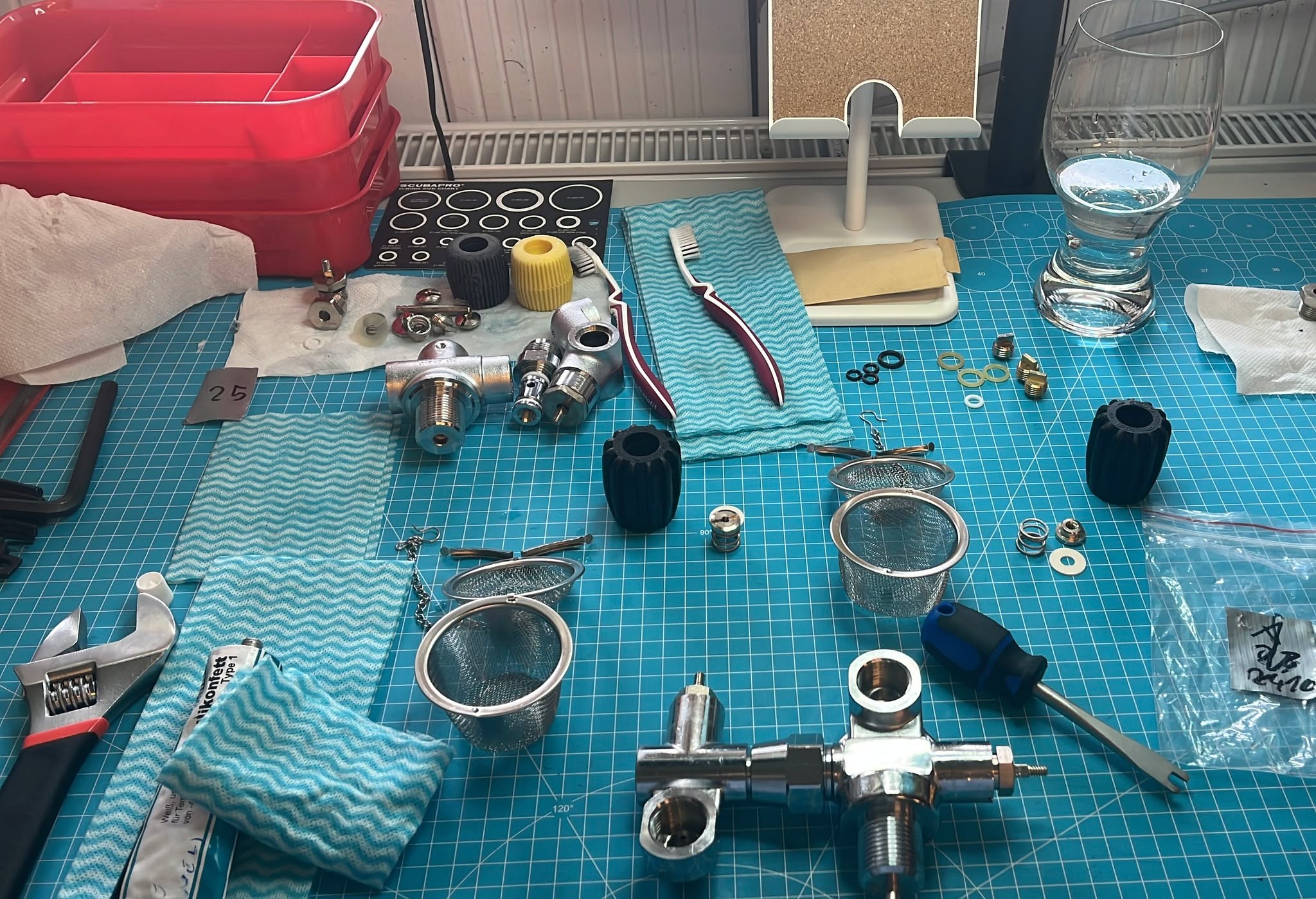 🔧🌊 Ventil-Service beim Tauchen – Sicherheit geht vor! 🌊🔧
Regelmäßige Wartung und Reinigung der Ventile ist ein Muss für jeden Taucher. 🐠💨
Nur so stellen wir sicher, dass unsere Ausrüstung zuverlässig funktioniert, wenn es darauf ankommt.
Auf dem Bild seht ihr mein aktuelles Service-Setup:
🫧 Ventile komplett zerlegt
🫧 Reinigung aller Einzelteile
🫧 Austausch von O-Ringen und Dichtungen
🫧 Funktionsprüfung nach dem Zusammenbau
👉 Ein gut gewartetes Ventil = ein sicherer Tauchgang.
👉 Wer seine Ausrüstung pflegt, verlängert nicht nur die Lebensdauer, sondern sorgt auch für maximale Sicherheit unter Wasser.
#Tauchen #VentilService #Tauchausrüstung #SicherheitbeimTauchen #Diving #DiveGear #ScubaService #newtdiving #dastauchcenter #tauchdichglücklich #einfachtauchen #ssi