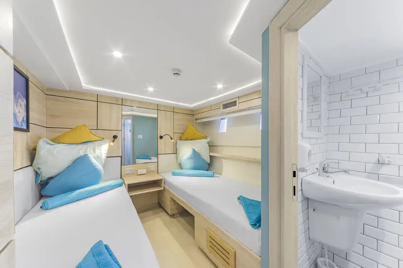 Lower-deck-Twin-Bed-Cabin2024